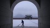 FOTO: Sepi Istana Gyeongbok di Musim Dingin Pandemi Istana Gyeongbok di Seoul, Korsel, yang biasanya ramai dengan wisatawan, kini sepi dan muram akibat pandemi yang masih marak kala musim dingin tiba.