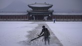 FOTO: Sepi Istana Gyeongbok di Musim Dingin Pandemi Istana Gyeongbok di Seoul, Korsel, yang biasanya ramai dengan wisatawan, kini sepi dan muram akibat pandemi yang masih marak kala musim dingin tiba.