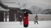 FOTO: Sepi Istana Gyeongbok di Musim Dingin Pandemi Istana Gyeongbok di Seoul, Korsel, yang biasanya ramai dengan wisatawan, kini sepi dan muram akibat pandemi yang masih marak kala musim dingin tiba.