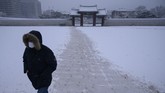 FOTO: Sepi Istana Gyeongbok di Musim Dingin Pandemi Istana Gyeongbok di Seoul, Korsel, yang biasanya ramai dengan wisatawan, kini sepi dan muram akibat pandemi yang masih marak kala musim dingin tiba.