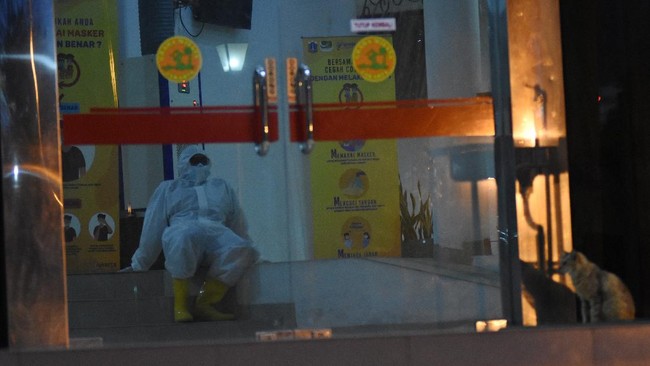 Tempat tidur di ruang ICU RS rujukan Covid-19 di Jawa masih penuh, sementara keterisian di ruang isolasi RS non-rujukan Covid-19 justru turun.