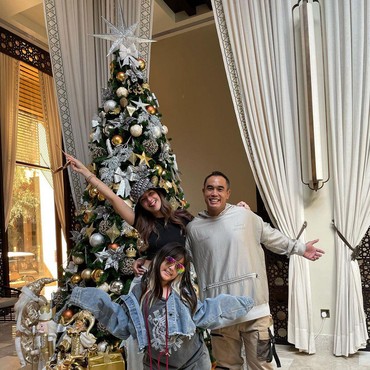 Ucapkan Selamat Natal, Nia Ramadhani Bikin Netizen Debat Aqidah Islam