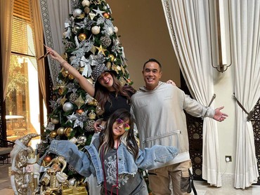 img-title Disindir Soal Perayaan Natal, Nia Ramadhani Cuek & Asyik Liburan di Dubai