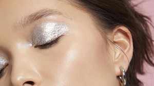 Rekomendasi 6 Eyeshadow Silver yang Akan Membuat Riasan Mata Berkilau