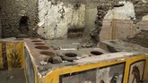 FOTO: Melawat Bar Bangkotan Berusia 2.000 Tahun di Pompeii Bar berusia lebih dari 2.000 tahun ditemukan di Pompeii, Italia. Bar ditemukan dalam kondisi baik, meski tertutup abu vulkanik bekas letusan gunung api.