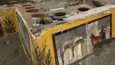 FOTO: Melawat Bar Bangkotan Berusia 2.000 Tahun di Pompeii Bar berusia lebih dari 2.000 tahun ditemukan di Pompeii, Italia. Bar ditemukan dalam kondisi baik, meski tertutup abu vulkanik bekas letusan gunung api.