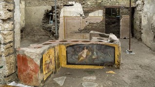 FOTO: Melawat Bar Bangkotan Berusia 2.000 Tahun di Pompeii