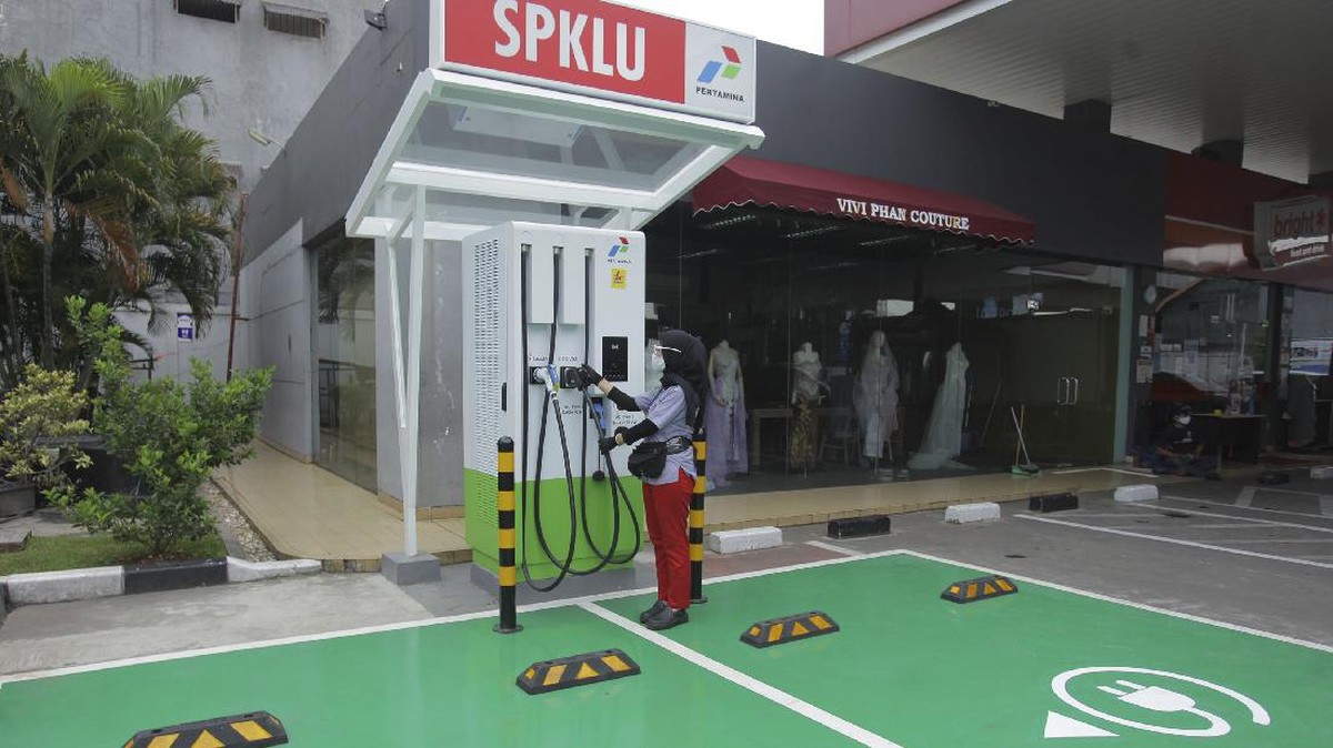 FOTO: Kejar Target 2.400 Stasiun Pengisian Kendaraan Listrik