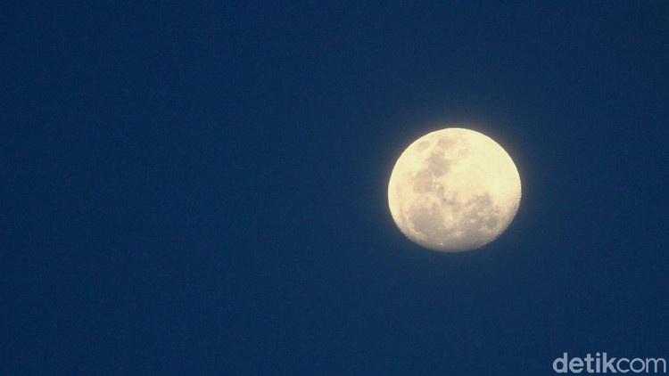 Terang Bulang Selepas Hujan Penampakan bulan di langit terlihat pada sore hari, Minggu (27/12) di wilayah Depok, Jawa Barat setelah diguyur hujan selama kurang lebih satu jam