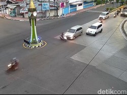 Terobos Lampu Merah, Pemotor Ini Tertabrak Hingga Terpental