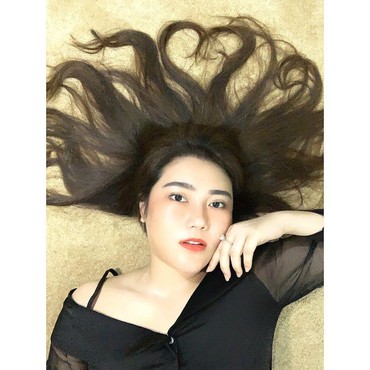 Pakai Tank Top Ketat, Penampilan Via Vallen Disorot