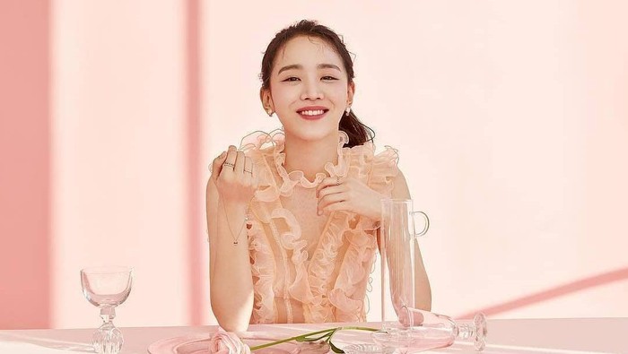 12 Potret Elegan Shin Hye Sun, Pemeran Ratu Bar-Bar di Drama Mr. Queen