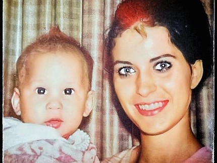 Ari Wibowo Posting Foto Saat Masih Kecil, Sang Ibunda Disebut Mirip Katy Perry