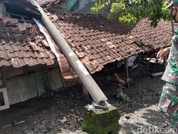 Banjir Bandang Rusak Puluhan Rumah di Lamongan dan Robohkan 3 Tiang Listrik