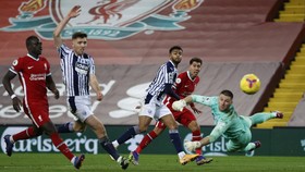 FOTO: Liverpool Gigit Jari Lawan Klub Zona Degradasi