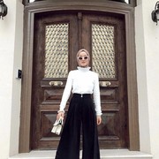 7 Tips Foto untuk Tubuh Mungil Agar Terlihat Lebih Tinggi