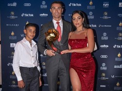 Georgina Rodriguez Temani Ronaldo di Red Carpet, Gaun Seksinya Bikin Salfok