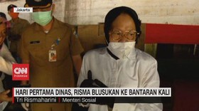 VIDEO: Hari Pertama Dinas, Risma Blusukan ke Bantaran Kali