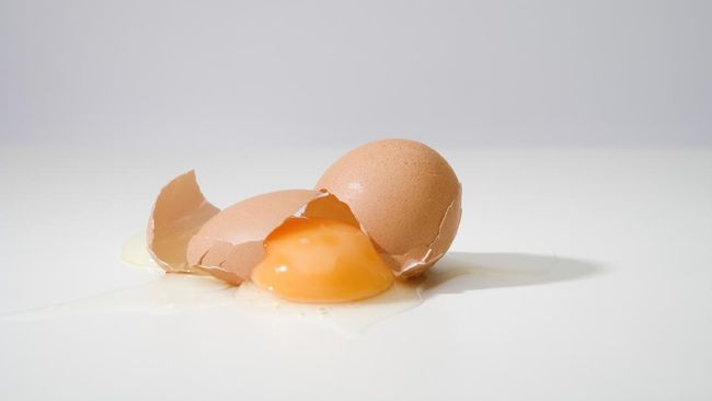 Telur memang termasuk bahan makanan yang paling mudah diolah. Namun tanpa disadari ada bahaya kebanyakan makan telur.