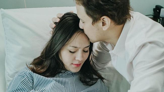 Potret Lucky Perdana & Lidi Brugman, Pernikahan hingga Momen Kelahiran