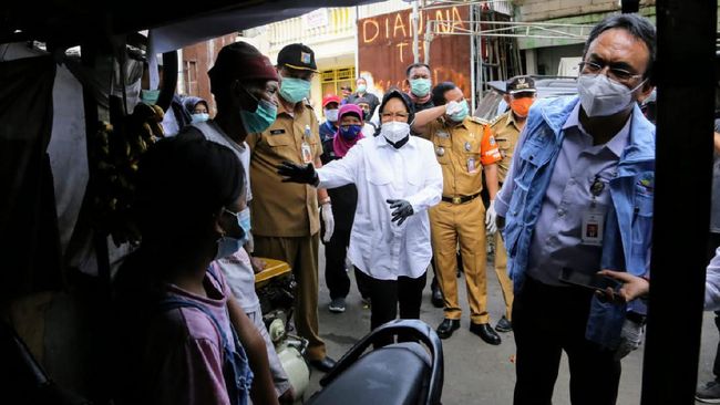 Blusukan Risma, Manuver di Tumpukan Piring Kotor Kemensos Pengamat Politik Ujang Komarudin menilai blusukan Risma sebagai manuver mentereng melunturkan popularitas Gubernur DKI Jakarta, Anies Baswedan.