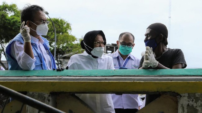 Risma disarankan mengerjakan tugas yang lebih penting, yakni mengenai penyaluran bantuan sosial terhadap warga yang terdampak pandemi virus corona.