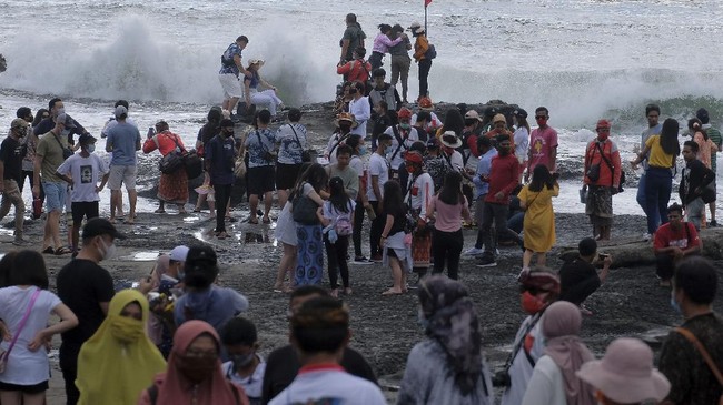 Pemerintah Daerah Bali memberlakukan syarat baru bagi masyarakat atau wisatawan yang mau masuk ke Pulau Dewata mulai Rabu (30/6) besok. Berikut rinciannya.