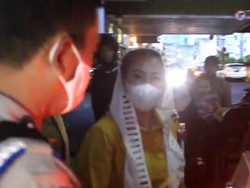 Perempuan Bagi-bagi Uang di Tanah Abang Datang dengan Rombongan 3 Mobil
