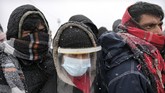 FOTO: Ratusan Pengungsi Terancam Mati Membeku di Kamp Bosnia Ratusan pengungsi terdampar di kamp pengungsian tanpa atap di kamp Lipa, Bosnia dan Herzegovina di tengah tumpukan salju yang turun saat musim dingin.