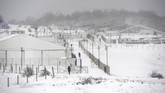 FOTO: Ratusan Pengungsi Terancam Mati Membeku di Kamp Bosnia Ratusan pengungsi terdampar di kamp pengungsian tanpa atap di kamp Lipa, Bosnia dan Herzegovina di tengah tumpukan salju yang turun saat musim dingin.