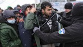 FOTO: Ratusan Pengungsi Terancam Mati Membeku di Kamp Bosnia Ratusan pengungsi terdampar di kamp pengungsian tanpa atap di kamp Lipa, Bosnia dan Herzegovina di tengah tumpukan salju yang turun saat musim dingin.