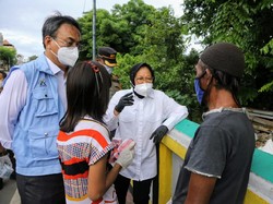Blusukan Risma di Kolong Tol, Janji Carikan Rumah dan Ajak Usaha Pecel Lele