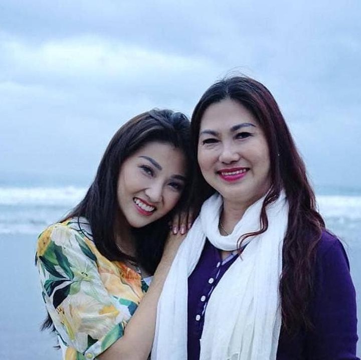 <p>Walaupun sibuk, Sarwendah selalu menyempatkan diri untuk quality time dengan ibunya. (Foto: Instagram @sarwendah29)</p>