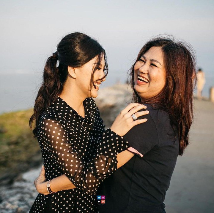 <p>Dari foto ini, keduanya terlihat sangat bahagia. Tertawanya lepas banget ya, Bunda. (Foto: Instagram @sarwendah29)</p>