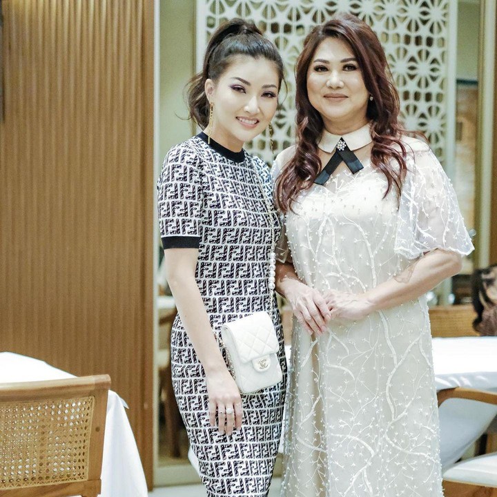 <p>Sepertinya gen cantik Sarwendah diwarisi oleh ibundanya nih. (Foto: Instagram @sarwendah29)</p>