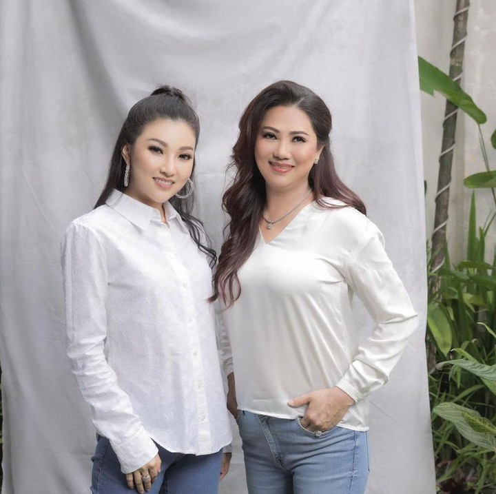 <p>Banyak netizen yang komentar bahwa dalam foto ini Sarwendah dan ibundanya terlihat seperti kakak adik. Setuju, Bun? (Foto: Instagram @sarwendah29)</p>