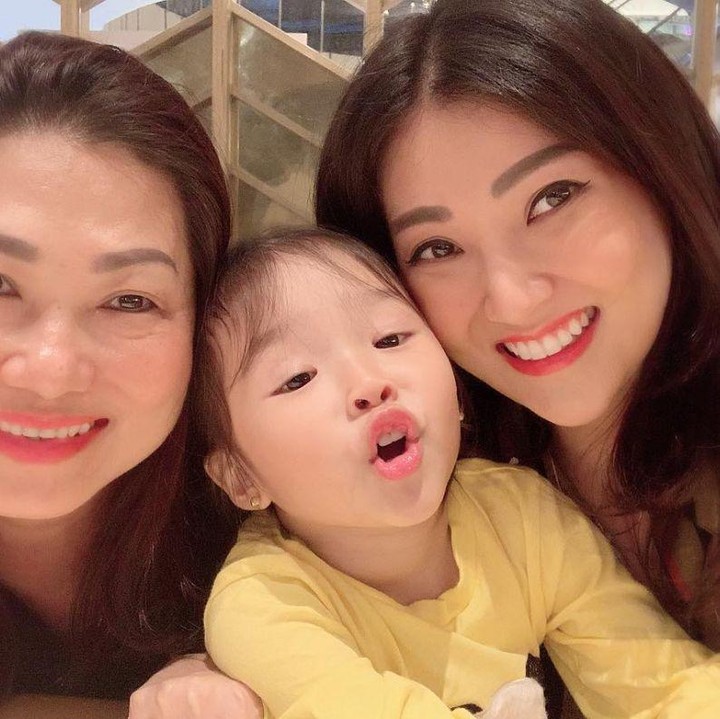 <p>Foto tiga generasi nih, nenek, ibu, dan cucu, he-he-he. (Foto: Instagram @sarwendah29)</p>