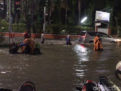 Hujan 2 Jam, Beberapa Kawasan di Surabaya Tergenang Air Selutut Orang Dewasa