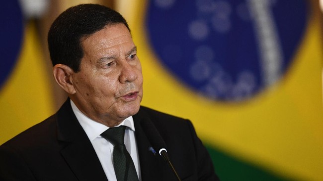 Wakil Presiden Brasil Hamilton Mourao dinyatakan positif terpapar virus corona dan saat ini dikarantina di kediaman resminya di Istana Jaburu.