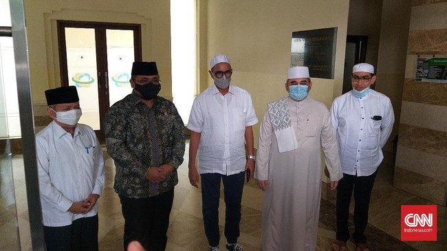 Menag Yaqut Cholil Qoumas menolak menjelaskan isi pertemuan bersama Ketua Umum Rabithah Alawiyah. Kedatangan Yaqut sebatas silaturahmi dan meminta doa.