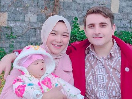 Hijaber Nikahi Pria Turki, Bayinya Disebut Mirip Boneka karena Terlalu Cantik