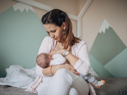 Bunda, Tak Perlu Panik ya bila Bayi Tiba-tiba Tersedak saat Menyusu