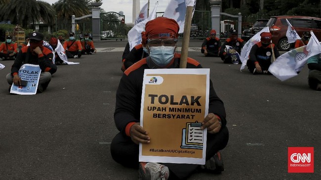 Pengamat menilai kenaikan upah minimum pekerja setiap tahunnya bisa menyusut dengan rumus baru, dibandingkan dengan rumus penyesuaian upah minimum sebelumnya.