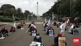 FOTO: Aksi Buruh Tolak Omnibus Law di Patung Kuda Buruh menggelar demo penolakan Omnibus Law UU Cipta Kerja di kawasan Patung Kuda, Monas, Jakarta, Selasa (29/12).