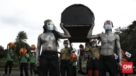 img-title Buruh Demo Omnibus Law Bawa Keranda: Rasa Keadilan Mati