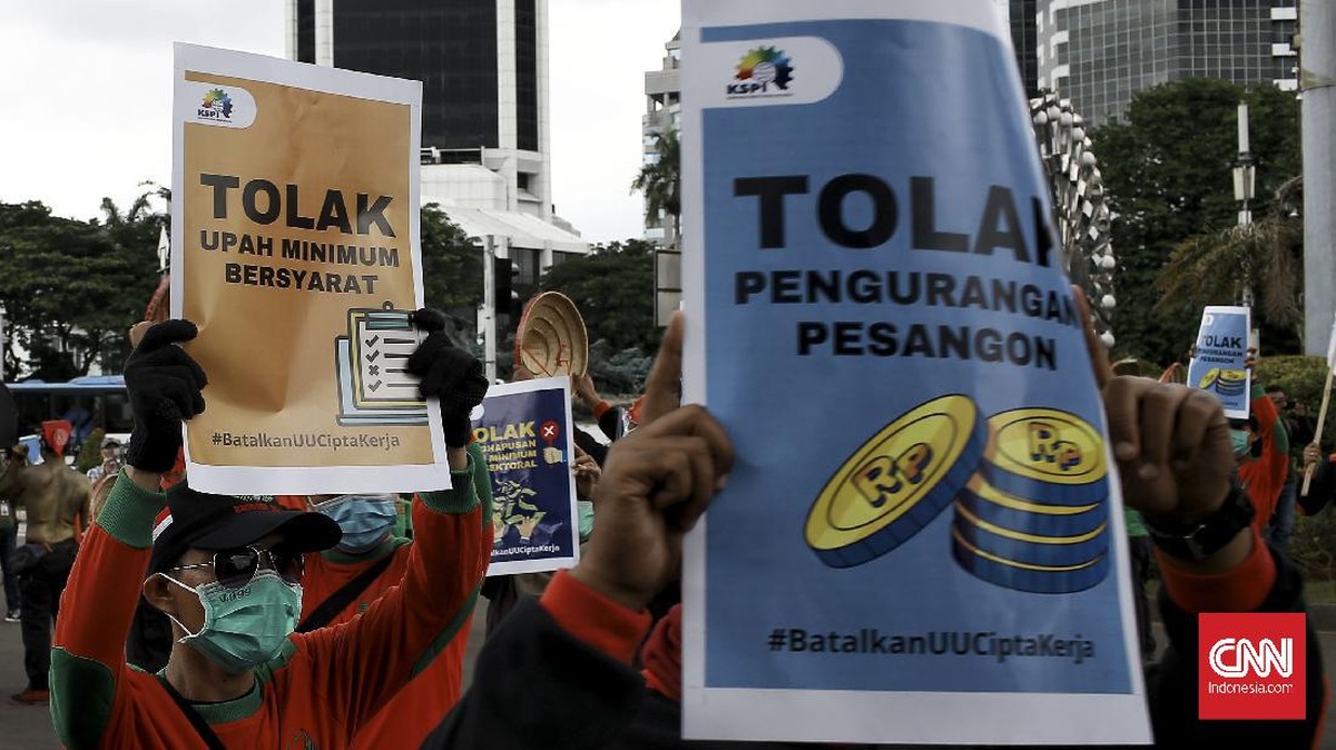 FOTO: Aksi Buruh Tolak Omnibus Law di Patung Kuda