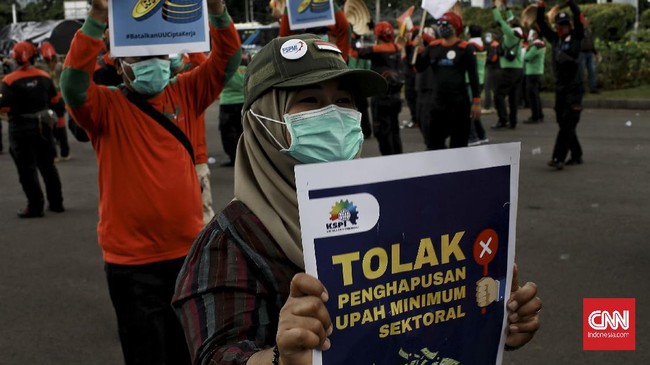 Para buruh menolak tegas tiga PP turunan Undang-Undang Cipta Kerja yang telah ditandatangani Presiden Joko Widodo.