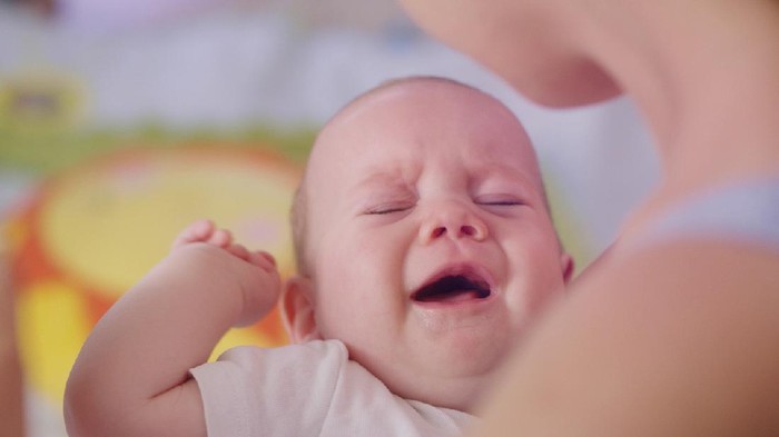 Anak makan menangis