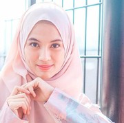6 Inspirasi Gamis Manis dan Modern ala Alyssa Soebandono
