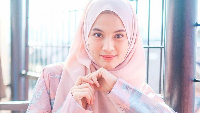 6 Inspirasi Gamis Manis dan Modern ala Alyssa Soebandono